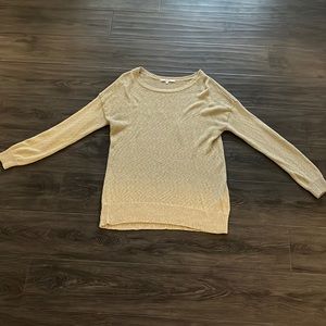 Gold Long and light knitted sweater